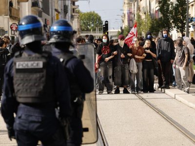 Между 400 и 500 гимназии във Франция ще останат изцяло или частично затворени утре