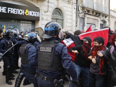 Началникът на парижката полиция заяви, че протестното движение на учениците е извън контрол и призова за мирни демонстрации