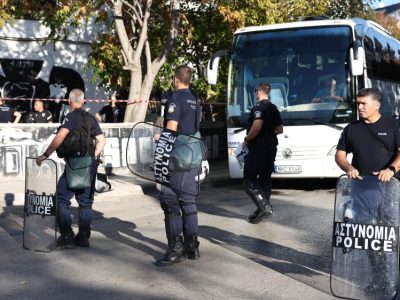 Гръцките власти конфискуваха над 3 хил. хладни оръжия на пристанището в Солун, предназначени за фирма в България и декларирани като слънчеви очила