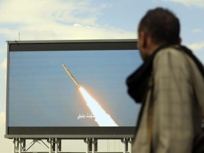 Йеменските бунтовници хуси изстреляха ракети към летището в Аден