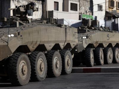 Израелската армия обяви, че започва "антитерористични операции" на Западния бряг след въоръженото нападение, при което бяха ранени петима