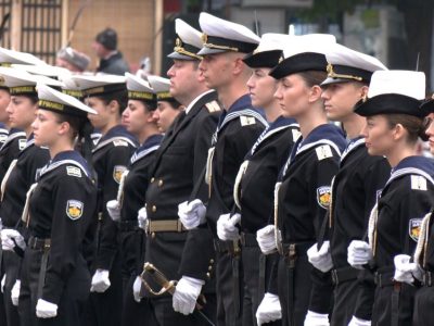2-3 с.л. от парфюма за пране малка текстилна торбичка (от памук или органза) Тъй като продуктът е под формата на прах и освобождава аромата си бавно, той е идеален за освежаване на затворени пространства. Изсипете няколко лъжици от парфюма в текстилната торбичка, завържете я здраво и я поставете в гардероба, в шкафа с обувки или в чекмеджетата с бельо. Натриевият бикарбонат ще абсорбира излишната влага и неприятни миризми, докато есенциите ще ароматизират деликатно пространството седмици наред.