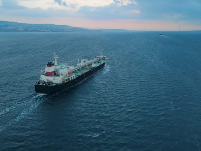 Петролът поскъпва заради нови атаки срещу кораби в Ормузкия пролив и напрежението в Близкия изток