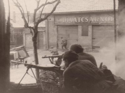 Съветски войници водят бой в Будапеща